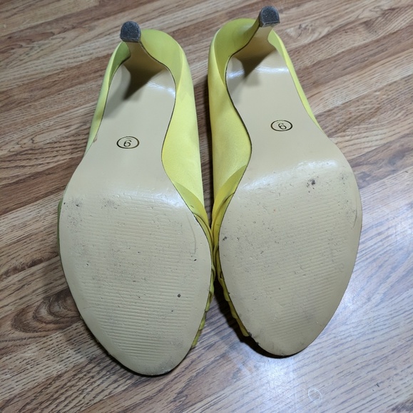 Yellow Pumps. - Picture 2 of 3